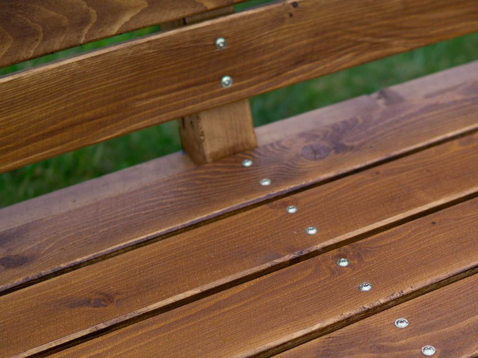 Huśtawka ogrodowa stalowo-drewniana trwała, stabilna, wykonana na lata