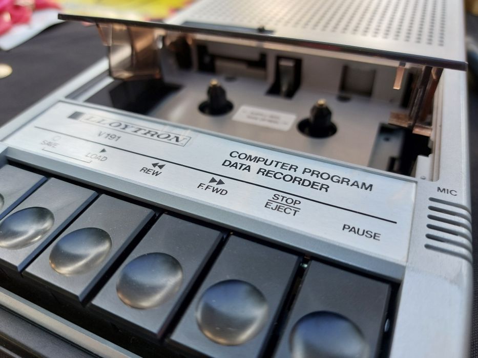 Gravador de dados de programa de computador Lloytron V191. 
Serve para