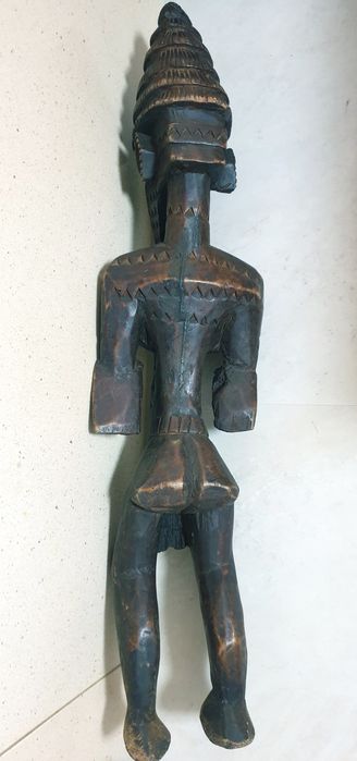 Grande antiga escultura da Deusa da fertilidade africana em madeira