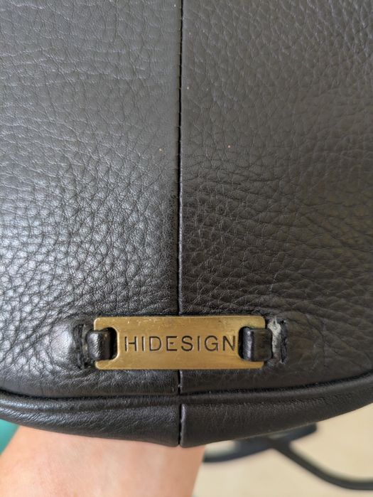 Продам невелику шкіряну фірмову сумочку.