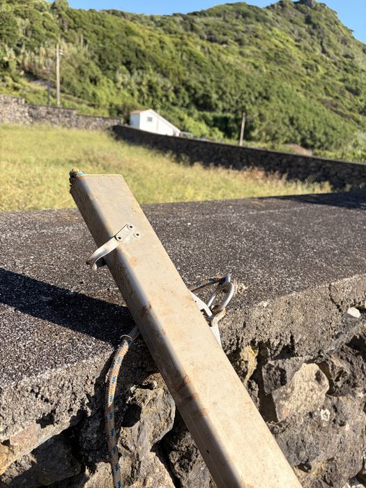 Conjunto de peças de catamarã Mystère 6 m: mastro, retranca, velas e travessas — localizado na Ilha das Flores