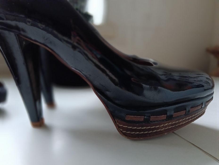 Sapatos em pele compensados