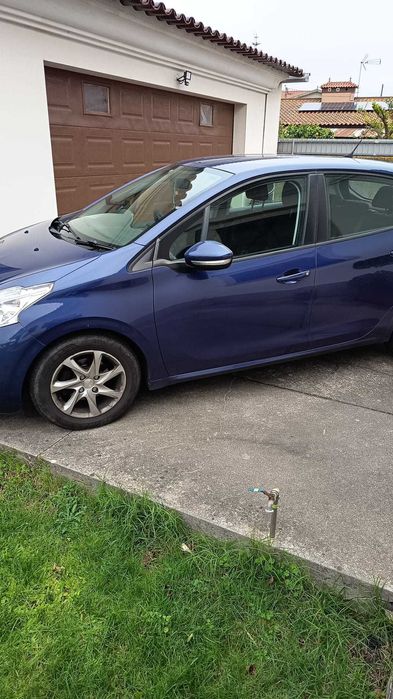 Peugeot 208 volante à direita (right hand drive)