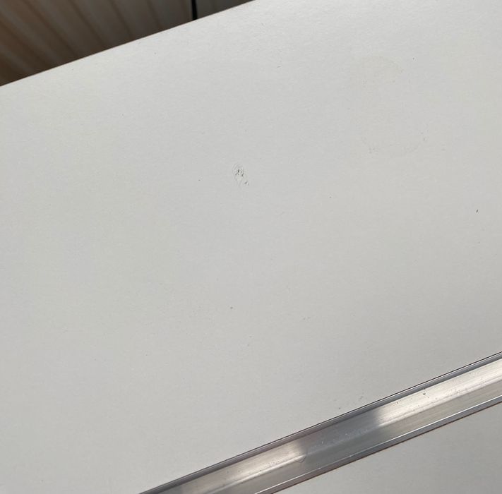 Białe solidne biurko