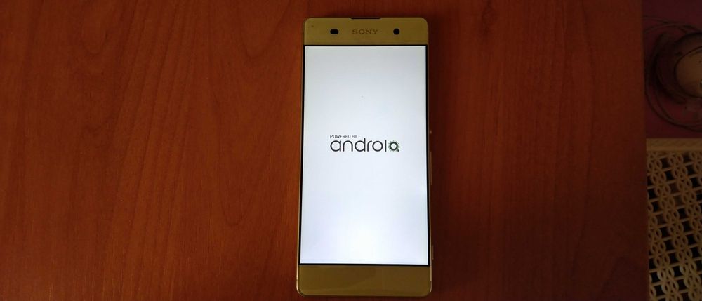 Sony Xperia  золотистый