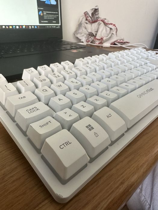 Teclado Mecânico Feel TKL RGB Branco | Layout Português | Trust Thado