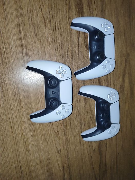 Trzy pady Dualsense do ps5