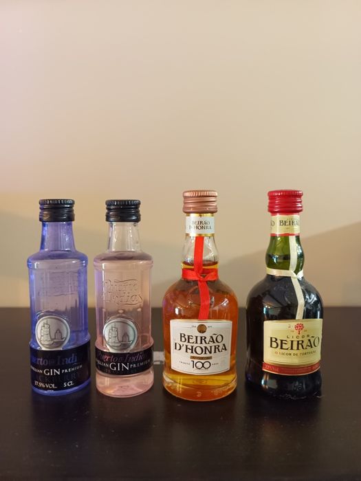Livro de receitas e acessórios de coctelaria