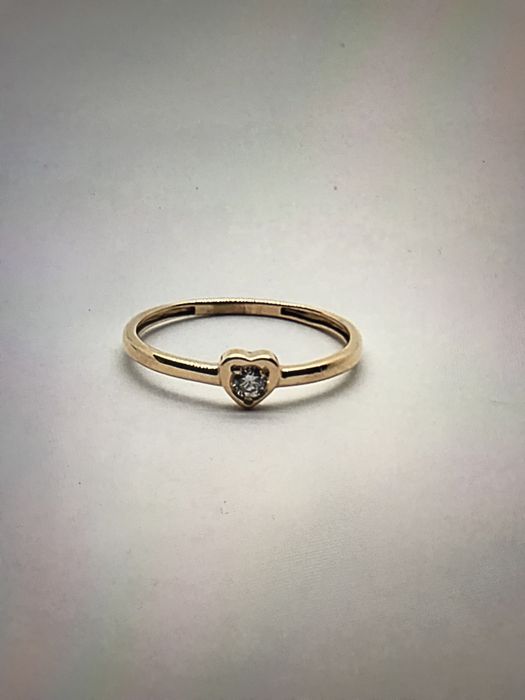 Золотое кольцо с бриллиантом