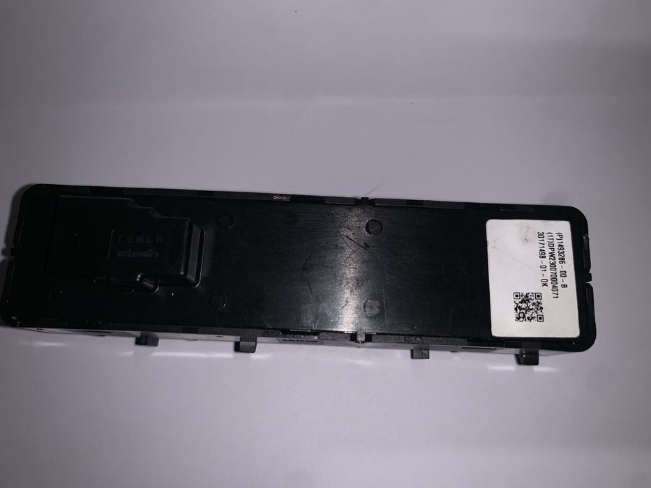 Кнопки перекидання 2 ряди сидінь Tesla Model Y 1493286-00-B