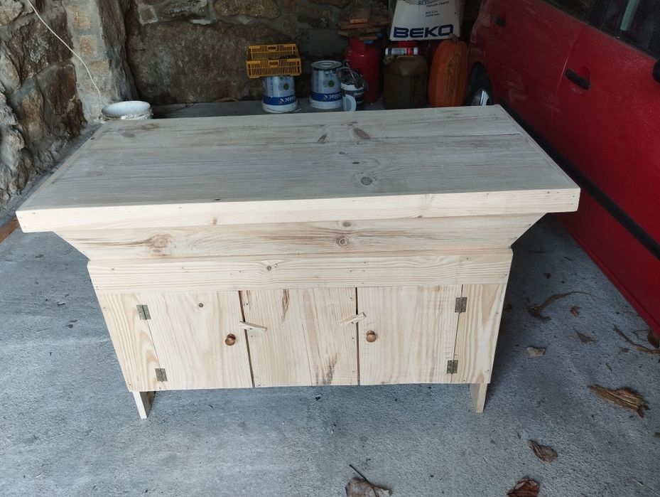 Masseira para pão e móveis rústicos em madeira