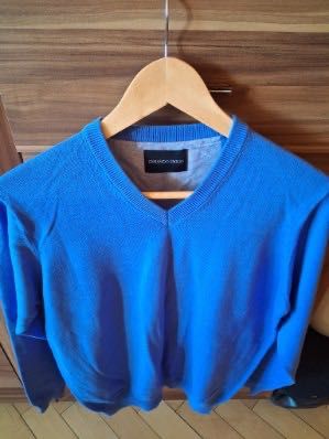 Sweter niebieski, w serek, rozm. M