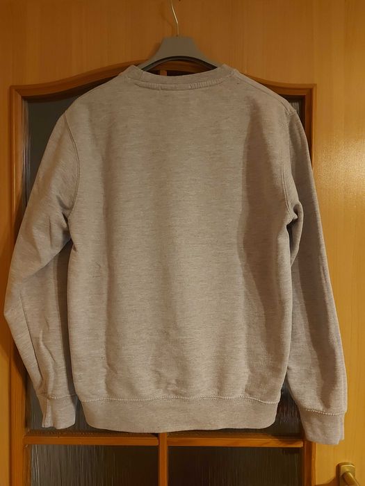 Szara bluza z przesłaniem