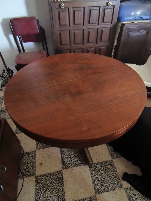 Mesa de sala redonda extensível, em madeira maciça.