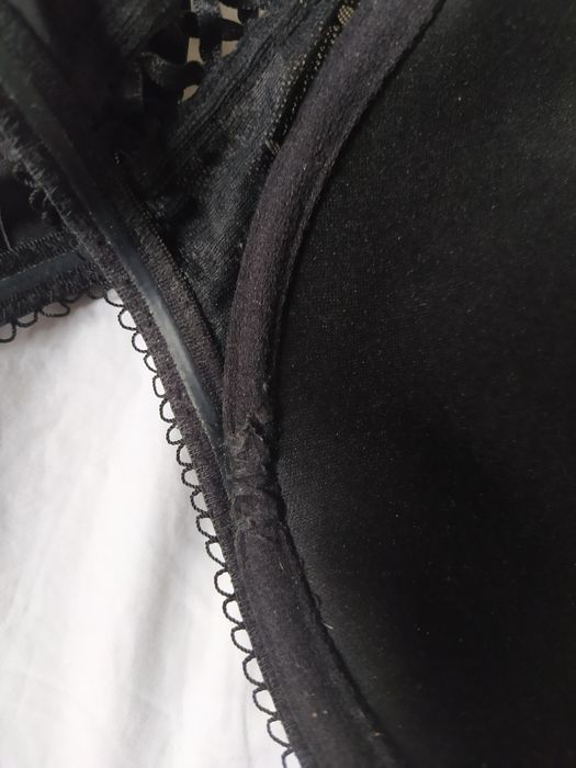 Biustonosz czarny z fiszbinami, bez pushupu, regulowane ramiączka