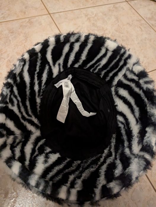 Kapelusz zimowy biało czarny z Sinsay czapka