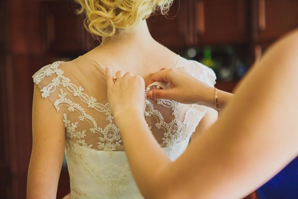 Suknia ślubna z koronką -litera A