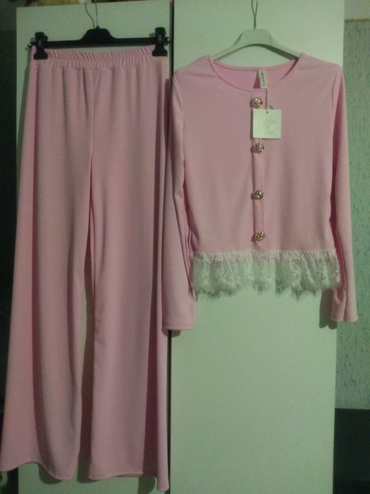 Nowy z metką prążkowany komplet z koronką w kolorze delikatnego różu