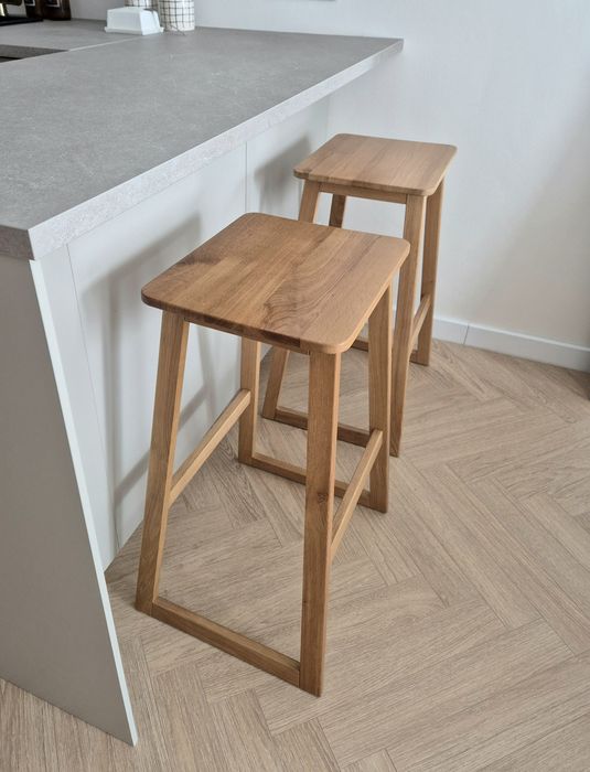 Zestaw 2 szt. dębowe hokery Korlan drewniane scandi minimalizm stołek