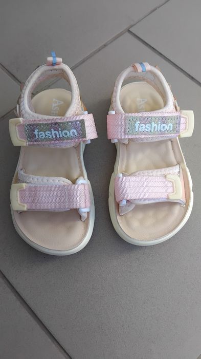 Сандалии  для маленькой принцески ..fashion..