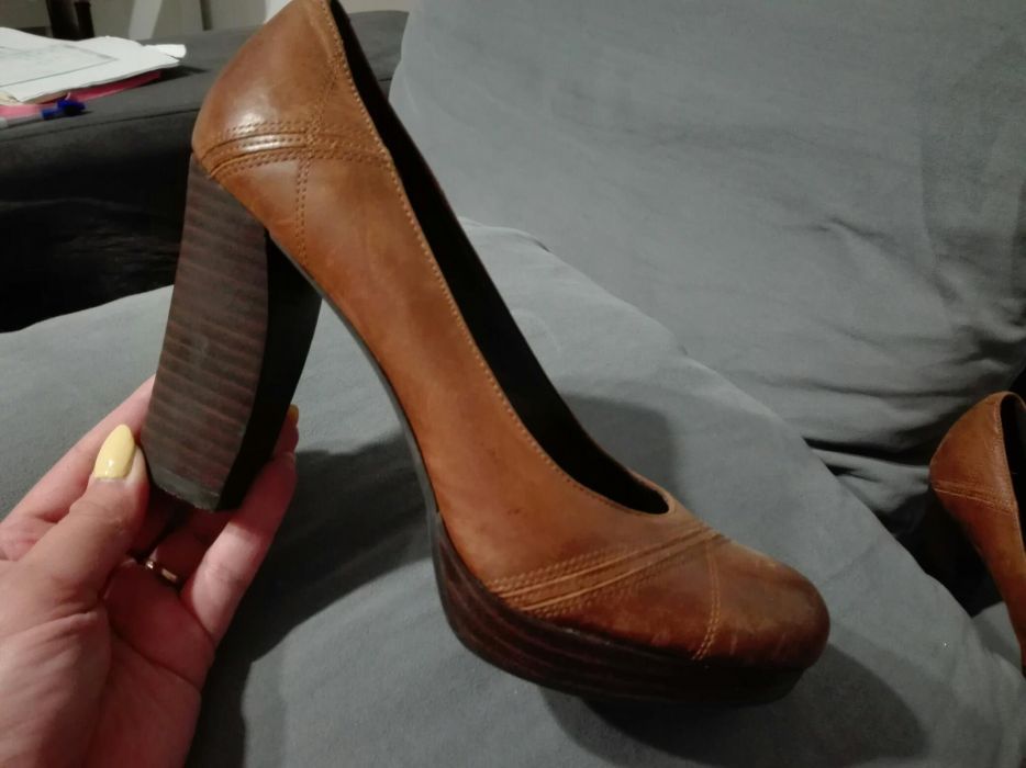 Skorzane buty na obcasie 40