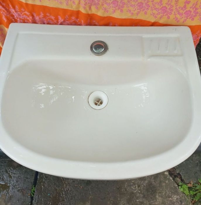 Продам кошики з лози та штучний,умивальник,шафу у ванну.