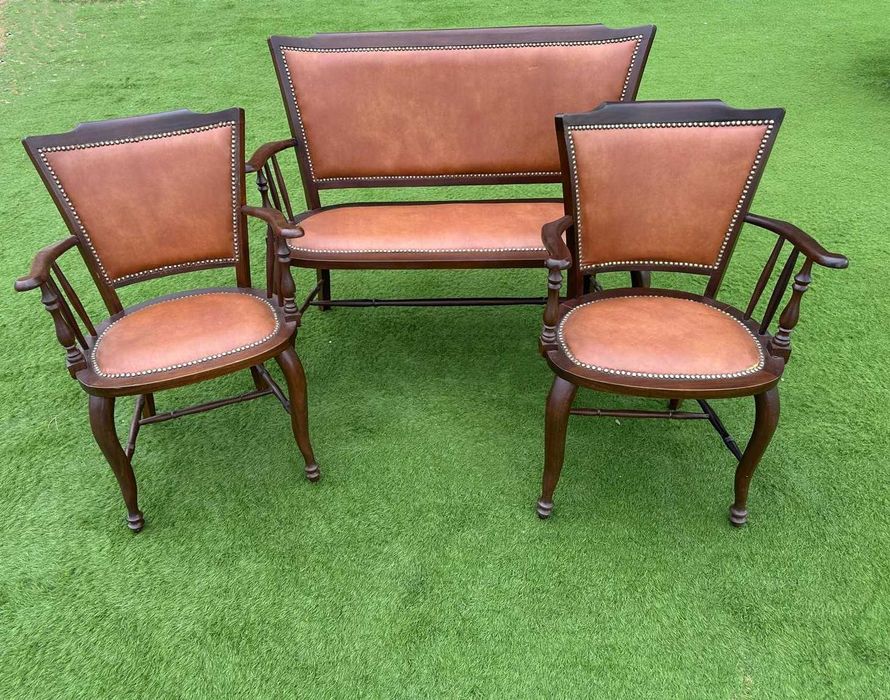 Conjunto antigo, sofá e duas poltronas de madeira  estofado de couro