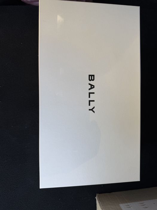 Нові кросівки Bally