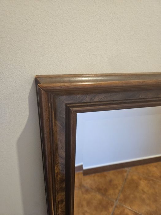 Espelhos com vidro biselado e moldura em madeira.