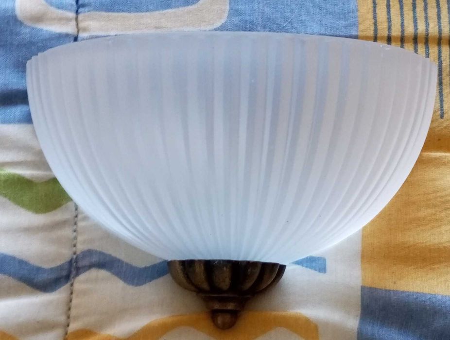 Candeeiro de parede em meia-lua