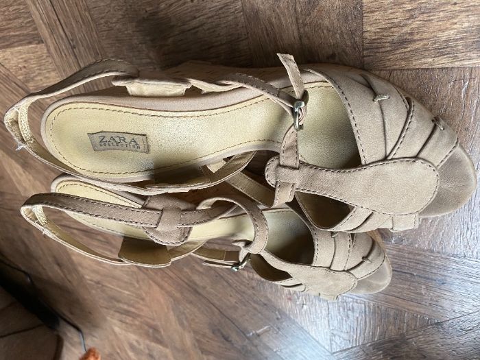 Sandałki na koturnie Zara