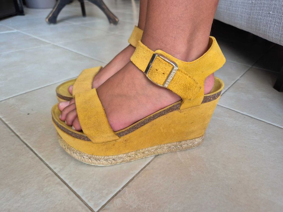 Sapatos plataforma em pele