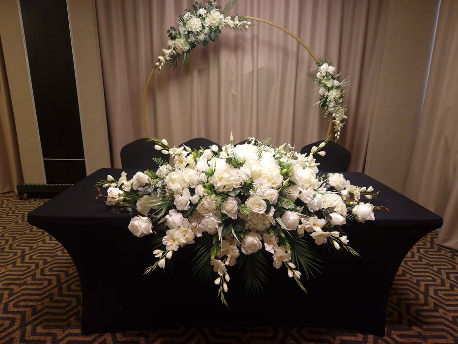 kompozycje ze sztucznych kwiatów dekoracje na wynajem