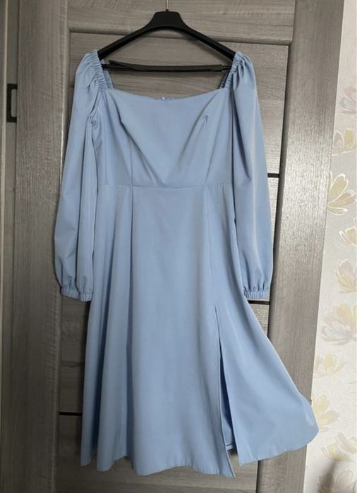 Жіноча сукня з розрізом