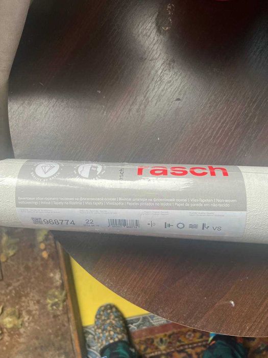 Продам шпалери.Залишок 4 рулона по 1м.06см по 200грн.