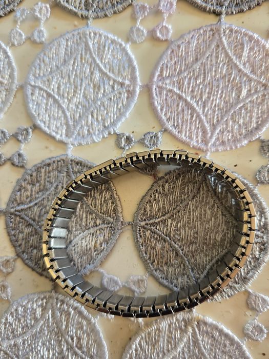 Branzoletka rozciągliwa.