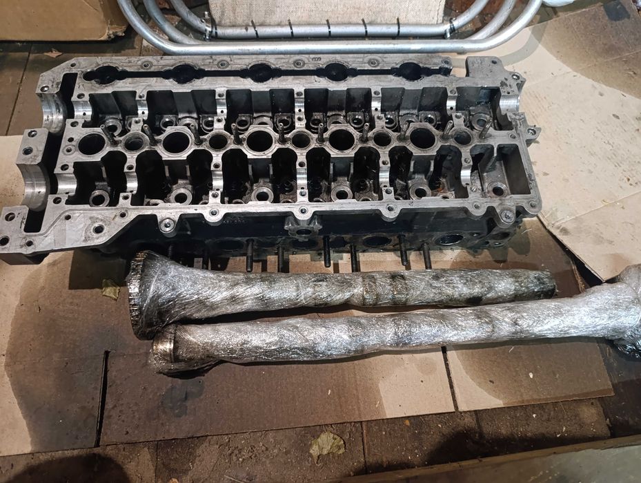 Комплектуючі для ГБЦ VOLVO XC90 2.4D XC60 2.4D S80 V60 D5244T ГБЦ Вольво 2.4д з розподільчими валами (під відновлення)