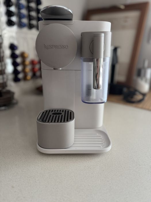 Máquina de Café DELONGHI Nespresso Lattissima One