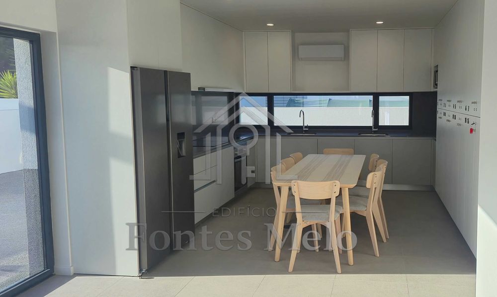 Arrendamento de Quartos – 14 Individuais e 1 Duplo