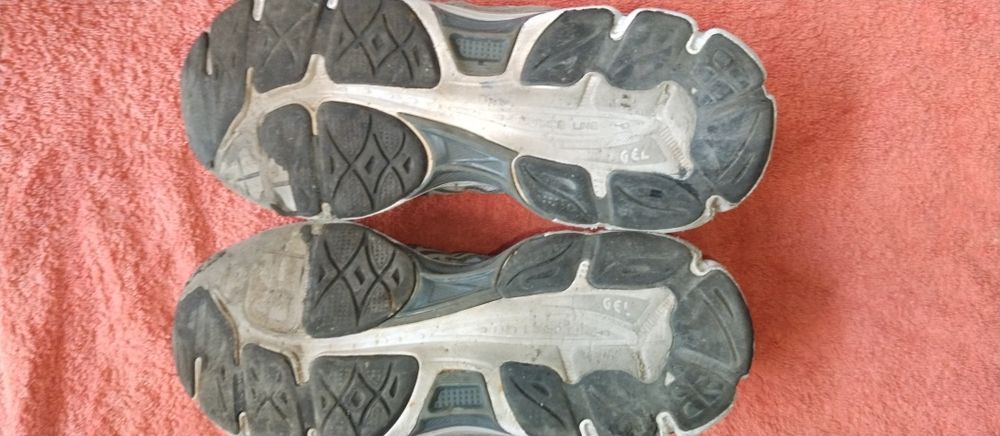 Кроссовки ASICS .