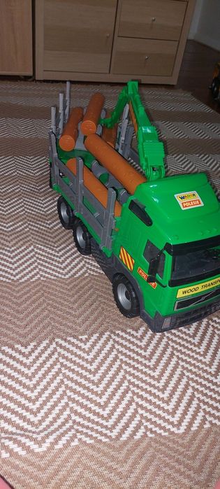 Camião transporte lenha criança