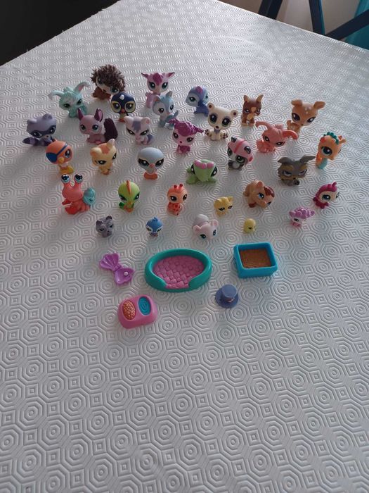 Vários brinquedos/figuras/jogos/animais.