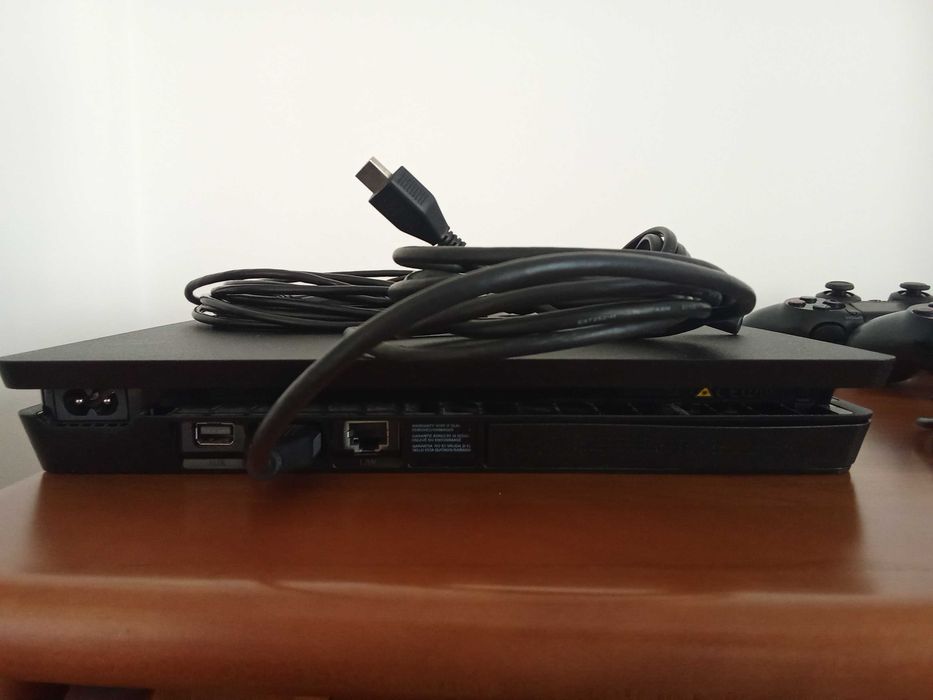 Sony PS4 usada em excelente estado! Oferta de 5 jogos.