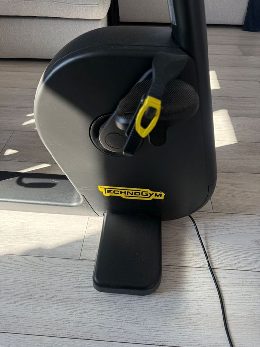 Technogym Recline Live 700 - професійний горизонтальний велотренажер