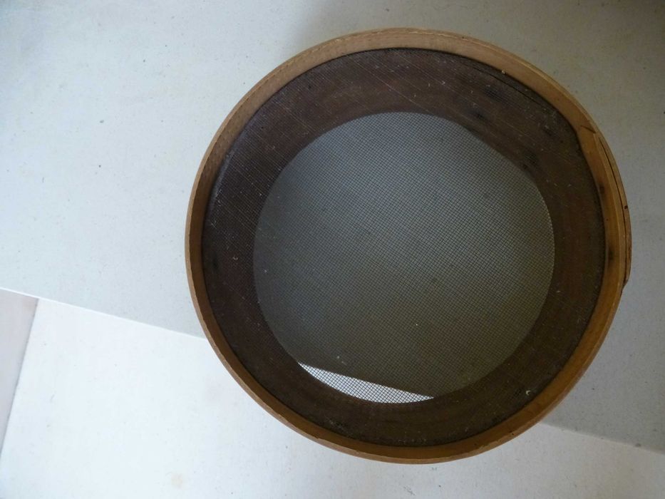 Peneira antiga e cesta de verga