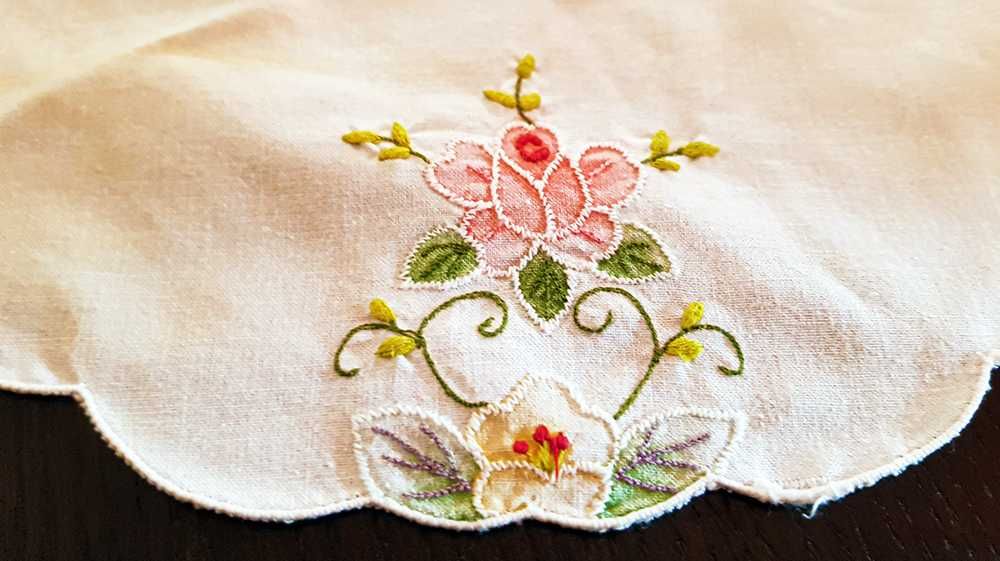 Par de toalhas redondas facetadas com bordados florais