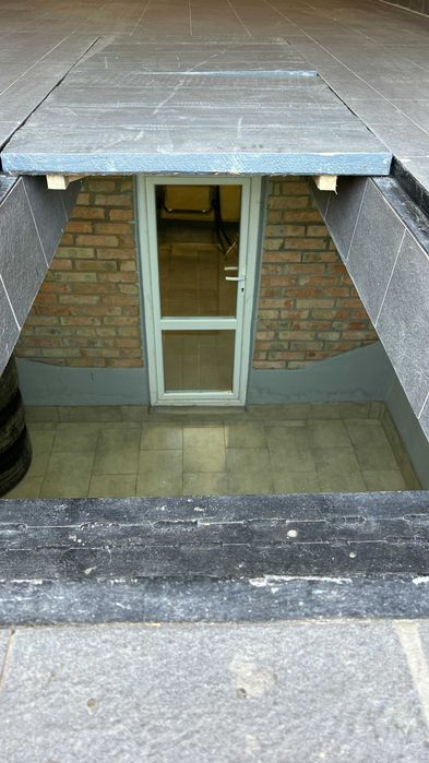 Сучасний приватизований гараж з кімнатою для відпочинку