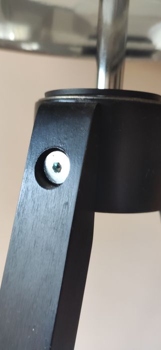 Piękna stylowa lampa na statywie