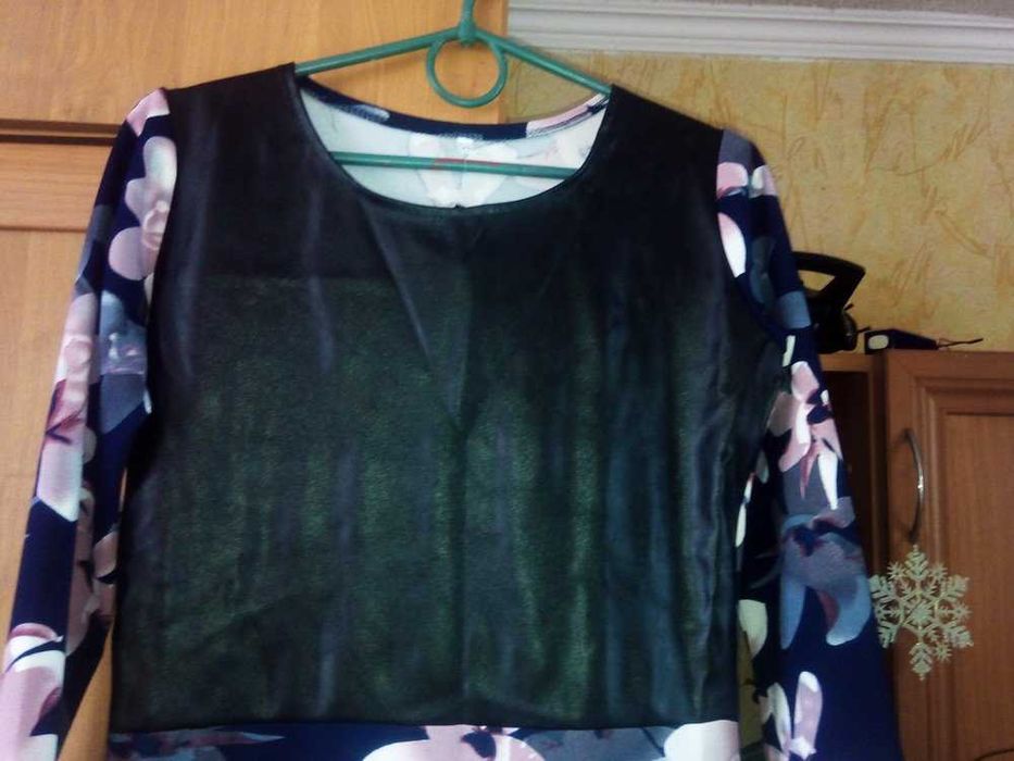 Сукня в квітковий принт, зі шкіряною вставкою