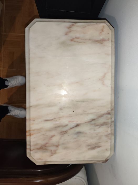 Móvel de madeira maciça (tampo de mármore)